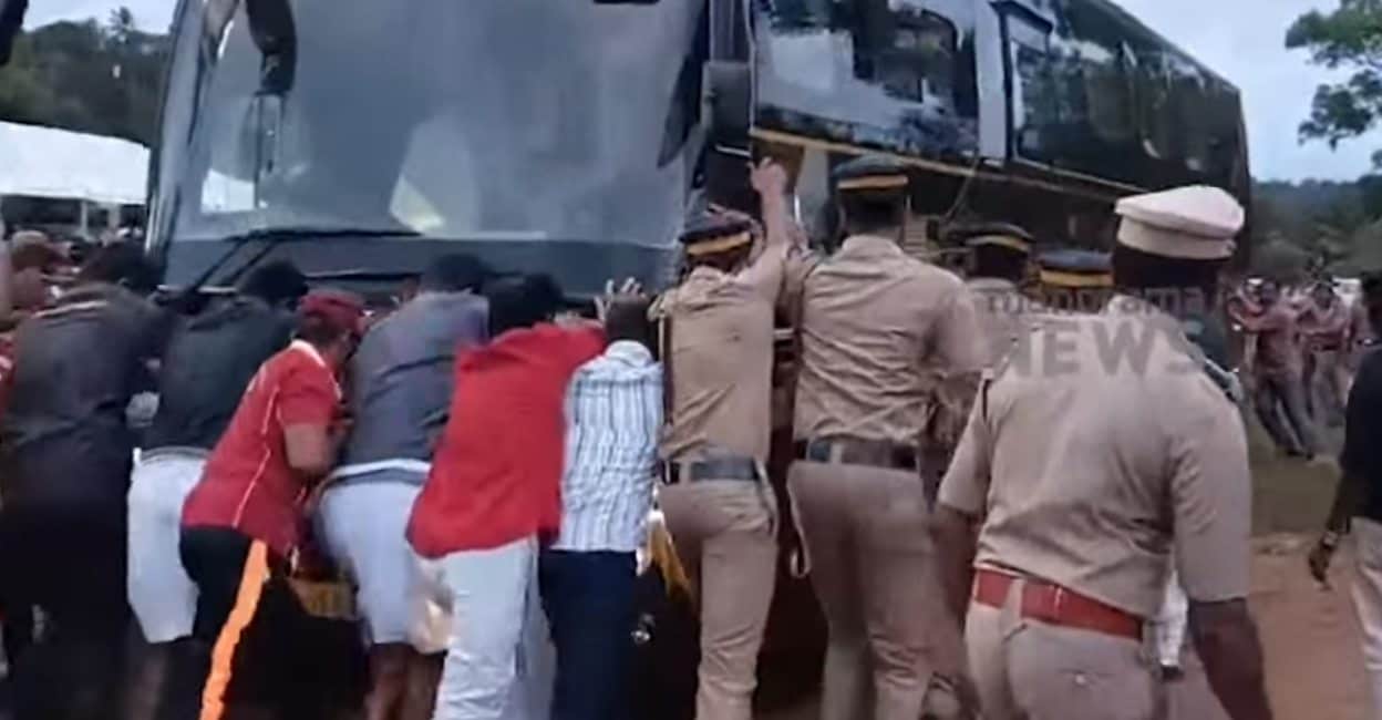 Navakerala bus stuck in mud;  Locals and police pulling and pushing – video