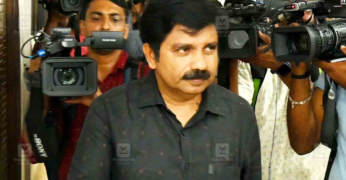 Aryadan Shoukath | File Photo: Manoj Chemancheri / Manorama കോൺഗ്രസ് അച്ചടക്ക സമിതിക്കു മുൻപിൽ ഹാജരാകാനായി ആര്യാടൻ ഷൗക്കത്ത് കെപിസിസി ഓഫിസിലെത്തിയപ്പോൾ. (ഫയൽ ചിത്രം ∙ മനോരമ)