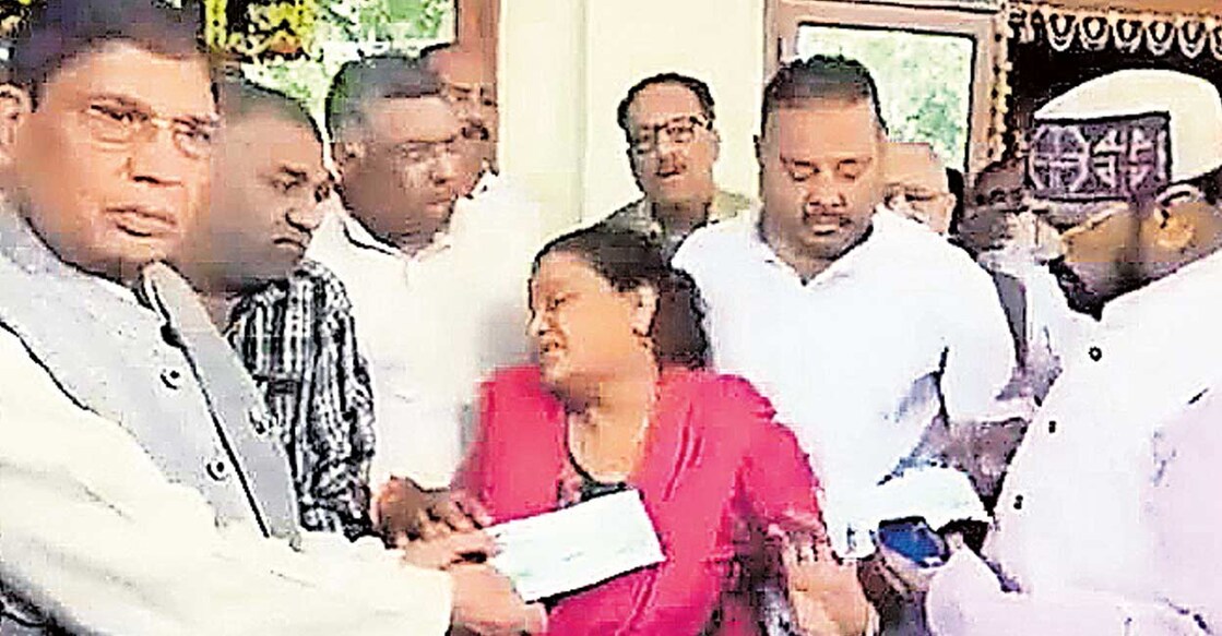 വീരമൃത്യു വരിച്ച ക്യാപ്റ്റൻ ശുഭം ഗുപ്തയുടെ അമ്മയ്ക്കു ചെക്കു കൈമാറാൻ ശ്രമിക്കുന്ന ജി.എസ്. ധർമേഷ് എംഎൽഎ, മന്ത്രി യോഗേന്ദ്ര ഉപാധ്യായ എന്നിവർ.
