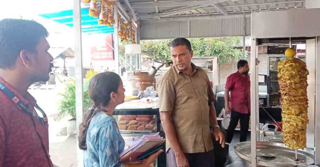 shawarma-raid-1 ഭക്ഷ്യ സുരക്ഷാ വകുപ്പിന്റെ നേതൃത്വത്തില് ഷവര്മ വില്പന കേന്ദ്രങ്ങളില് നടത്തിയ പരിശോധന. (Photo: Special Arrangement)