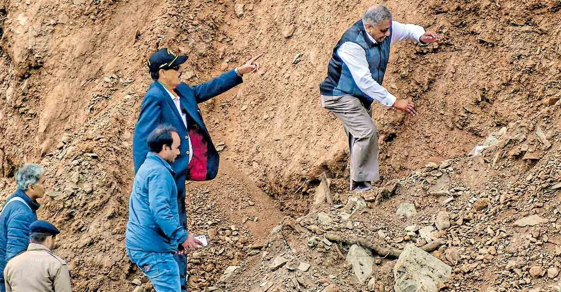 uttarakashi-tunnel-rescue തൊഴിലാളികൾ കുടുങ്ങിക്കിടക്കുന്ന സിൽക്യാരാ തുരങ്കത്തിനു മുകളിൽ നാട്ടുകാർ പൂജ ചെയ്യുന്നത് അറിഞ്ഞ് അവിടേക്ക് കയറുന്നതിനിടെ വീഴാൻ തുടങ്ങുന്ന കേന്ദ്രമന്ത്രി വി.കെ.സിങ്. ചിത്രം: ജോസ്കുട്ടി പനയ്ക്കൽ ∙ മനോരമ