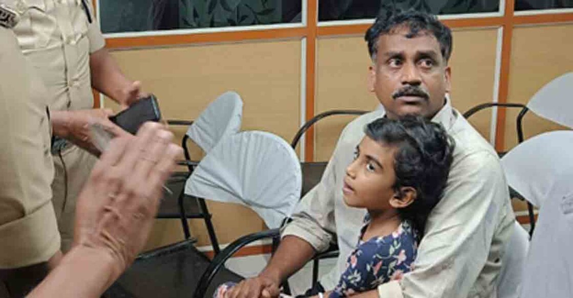 അബിഗേലിനെ അച്ഛന് കൈമാറിയപ്പോള്‍. (കേരള പൊലീസ് ഫെയ്സ്ബുക്കിൽ പങ്കുവച്ച ചിത്രം)