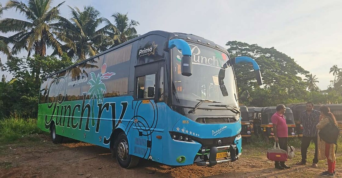 punchiri-bus-2811 മോട്ടർ വാഹന വകുപ്പ് പിടിച്ചെടുത്ത പുഞ്ചിരി ബസ്