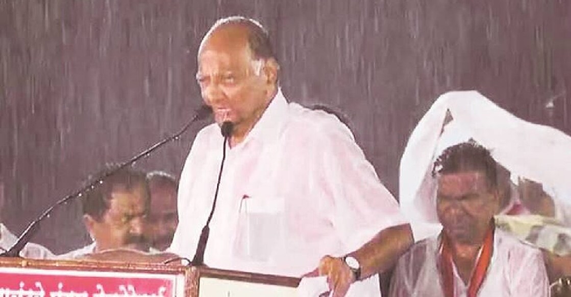 sharad-pawar ശരദ് പവാർ 2019ൽ മഴയത്ത് പ്രസംഗിക്കുന്നു (Photo: X/ @DikshitAshish)