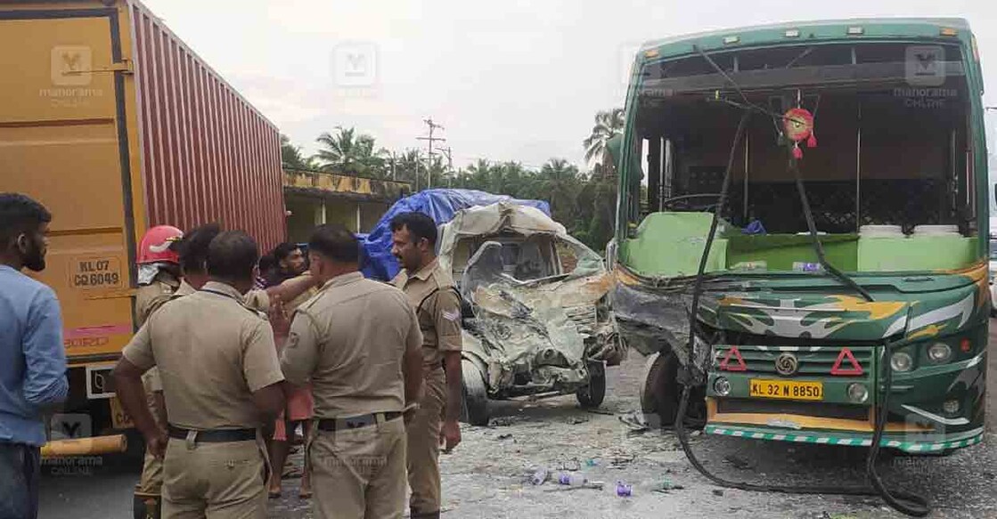 അപകടത്തിൽപെട്ട ലോറിയും പിക്കപ്പ് വാനും. (Photo: Special Arrangement)