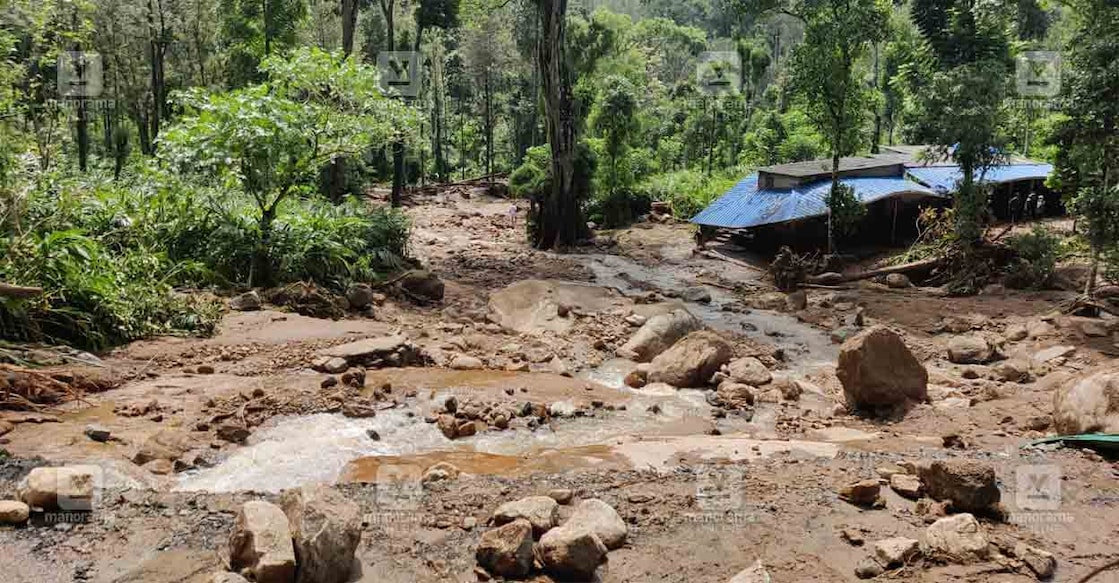 Santhanpara Landslide | Photo: Reju Arnold / Manorama ശാന്തൻപാറ പേത്തൊട്ടിയിൽ ഇന്നലെ ഉരുൾപൊട്ടലുണ്ടായ സ്ഥലം. (ഫയൽ ചിത്രം: റെജു അർണോൾഡ് ∙ മനോരമ)