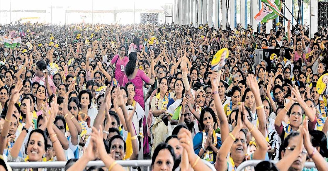 മഹിളാ കോൺഗ്രസ് കൊച്ചിയിൽ സംഘടിപ്പിച്ച 'ഉത്സാഹ്' കൺവൻഷൻ ഉദ്‌ഘാടനം ചെയ്യാൻ രാഹുൽ ഗാന്ധി എംപി വേദിയിലേക്കെത്തിയപ്പോൾ ആവേശപൂർവം കയ്യടിക്കുന്ന പ്രവർത്തകർ. ചിത്രം: മനോരമ