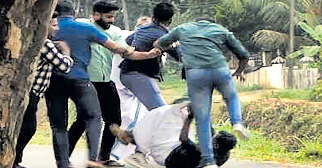 dyfi-attack-youth-congress കോതമംഗലം ഇരുമലപ്പടിയിൽ നവകേരള ബസിനുകരിങ്കൊടി കാണിച്ച യൂത്ത് കോൺഗ്രസുകാരെ ഡിവൈഎഫ്ഐ പ്രവർത്തകർ മർദിക്കുന്നു.