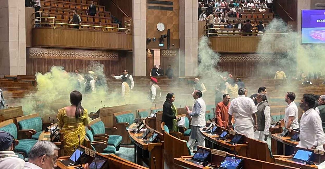 Parliament Security Breach (Photo: IANS) ലോക്സഭാ സന്ദർശക ഗാലറിയിൽനിന്ന് താഴേക്കു ചാടിയ ആൾ സഭയ്ക്കുള്ളിൽ സ്പ്രേ ചെയ്തപ്പോള്. (Photo: IANS)