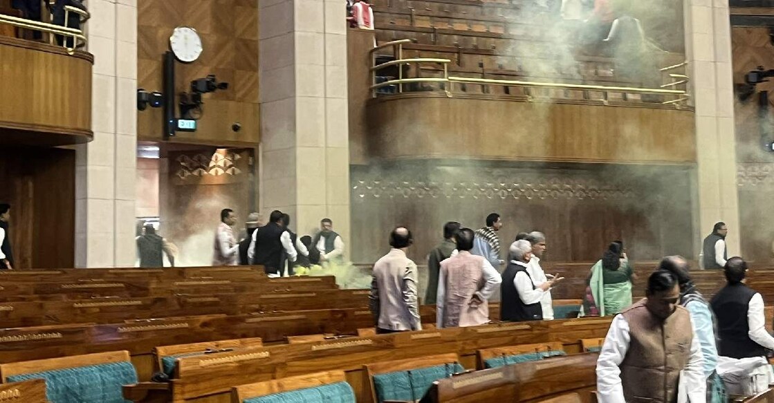 parliament പാർലമെന്റിൽ പുക നിറഞ്ഞതിനേത്തുടർന്ന് എംപിമാരെ പുറത്തേക്ക് മാറ്റുന്നു (Photo: X/ @Angryman_J)