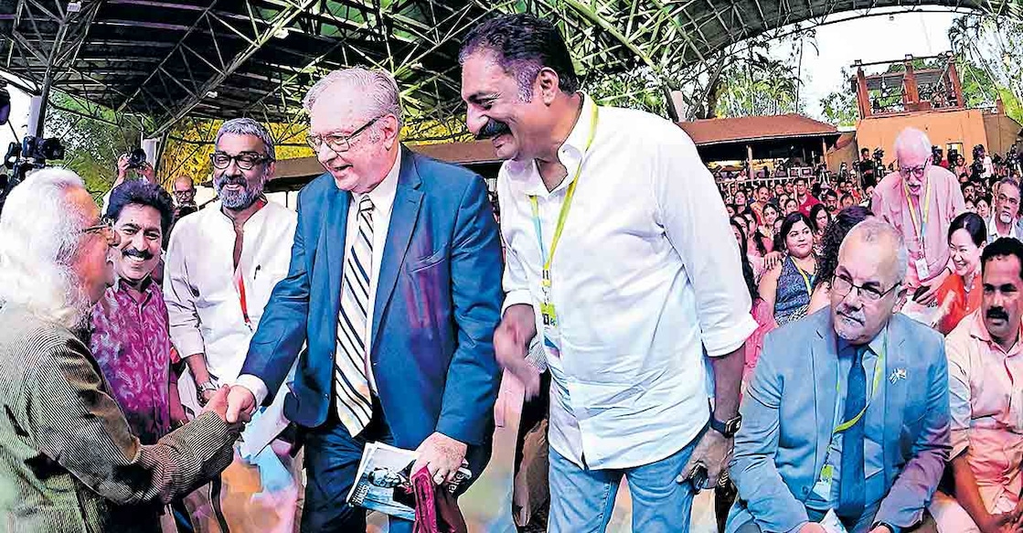 iffk-2023 കേരള രാജ്യാന്തര ചലച്ചിത്ര മേളയിലെ ലൈഫ് ടൈം അച്ചീവ്മെന്റ് അവാർഡ് നേടിയ പോളിഷ് സംവിധായകൻ ക്രിസ്തോഫ് സനൂസിയെ അഭിനന്ദിക്കുന്ന സംവിധായകൻ അടൂർ ഗോപാലകൃഷ്ണൻ. ചലച്ചിത്ര അക്കാദമി വൈസ് ചെയർമാൻ പ്രേംകുമാർ, ചെയർമാൻ രഞ്ജിത്ത്, നടൻ പ്രകാശ് രാജ്, ക്യൂബയുടെ ഇന്ത്യൻ സ്ഥാനപതി അലെഹന്ദ്രോ സിമാൻകാസ്, ജില്ലാ പഞ്ചായത്ത് പ്രസിഡന്റ് ഡി. സുരേഷ്കുമാർ എന്നിവർ സമീപം.