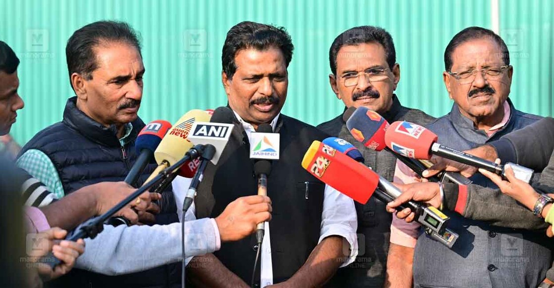 loksabha-protest1 ലോക്സഭയിൽനിന്നു സസ്പൻഡ് ചെയ്യപ്പെട്ട കേരളത്തിൽ നിന്നുള്ള എംപിമാർ മാധ്യമങ്ങളെ കാണുന്നു. ചിത്രം: രാഹുൽ ആർ.പട്ടം ∙ മനോരമ