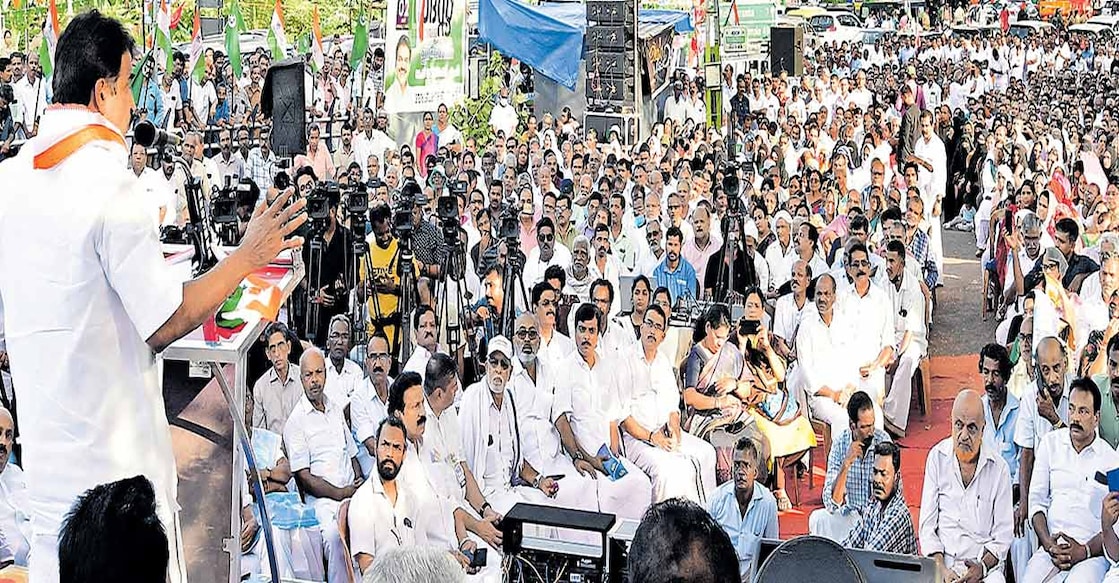 യുഡിഎഫിന്റെ കുറ്റവിചാരണ സദസ്സിന്റെ സംസ്ഥാനതല ഉദ്ഘാടനം കണ്ണൂർ ധർമടം മമ്പറത്ത് എഐസിസി ജനറൽ സെക്രട്ടറി കെ.സി.വേണുഗോപാൽ എംപി നിർവഹിക്കുന്നു. ചിത്രം: മനോരമ