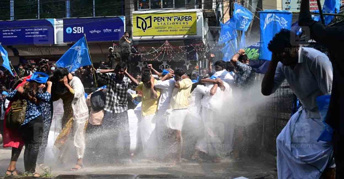 കോൺഗ്രസ്, യൂത്ത് കോൺഗ്രസ് പ്രവർത്തകർക്കുനേരെയുണ്ടായ പൊലീസ് അതിക്രമങ്ങളിൽ പ്രതിഷേധിച്ച് കെഎസ്യുവിന്റെ നേതൃത്വത്തിൽ പൊലീസ് ആസ്ഥാനത്തേക്കു നടത്തിയ മാർച്ചിൽ പൊലീസ് ജലപീരങ്കി പ്രയോഗിച്ചപ്പോൾ. ചിത്രം:ശ്രീലക്ഷ്മി ശിവദാസ്∙മനോരമ കോൺഗ്രസ്, യൂത്ത് കോൺഗ്രസ് പ്രവർത്തകർക്കുനേരെയുണ്ടായ പൊലീസ് അതിക്രമങ്ങളിൽ പ്രതിഷേധിച്ച് കെഎസ്യുവിന്റെ നേതൃത്വത്തിൽ പൊലീസ് ആസ്ഥാനത്തേക്കു നടത്തിയ മാർച്ചിൽ പൊലീസ് ജലപീരങ്കി പ്രയോഗിച്ചപ്പോൾ. ചിത്രം:ശ്രീലക്ഷ്മി ശിവദാസ്∙മനോരമ