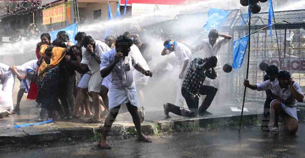 കോൺഗ്രസ്, യൂത്ത് കോൺഗ്രസ് പ്രവർത്തകർക്കുനേരെയുണ്ടായ പൊലീസ് അതിക്രമങ്ങളിൽ പ്രതിഷേധിച്ച് കെഎസ്യുവിന്റെ നേതൃത്വത്തിൽ പൊലീസ് ആസ്ഥാനത്തേക്കു നടത്തിയ മാർച്ചിൽ പൊലീസ് ജലപീരങ്കി പ്രയോഗിച്ചപ്പോൾ. ചിത്രം:ശ്രീലക്ഷ്മി ശിവദാസ്∙മനോരമ കോൺഗ്രസ്, യൂത്ത് കോൺഗ്രസ് പ്രവർത്തകർക്കുനേരെയുണ്ടായ പൊലീസ് അതിക്രമങ്ങളിൽ പ്രതിഷേധിച്ച് കെഎസ്യുവിന്റെ നേതൃത്വത്തിൽ പൊലീസ് ആസ്ഥാനത്തേക്കു നടത്തിയ മാർച്ചിൽ പൊലീസ് ജലപീരങ്കി പ്രയോഗിച്ചപ്പോൾ. ചിത്രം:ശ്രീലക്ഷ്മി ശിവദാസ്∙മനോരമ