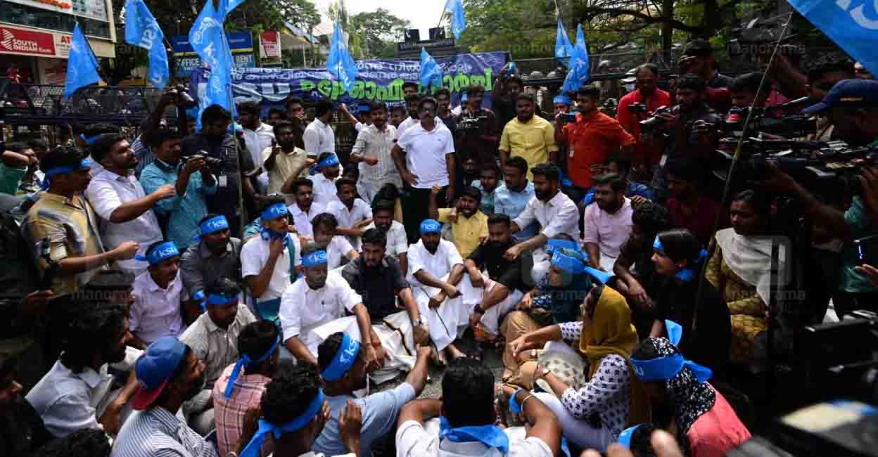 കോൺഗ്രസ്, യൂത്ത് കോൺഗ്രസ് പ്രവർത്തകർക്കുനേരെയുണ്ടായ പൊലീസ് അതിക്രമങ്ങളിൽ പ്രതിഷേധിച്ച് കെഎസ്യുവിന്റെ നേതൃത്വത്തിൽ പൊലീസ് ആസ്ഥാനത്തേക്കു നടത്തിയ മാർച്ച്. ചിത്രം:ശ്രീലക്ഷ്മി ശിവദാസ്∙മനോരമ കോൺഗ്രസ്, യൂത്ത് കോൺഗ്രസ് പ്രവർത്തകർക്കുനേരെയുണ്ടായ പൊലീസ് അതിക്രമങ്ങളിൽ പ്രതിഷേധിച്ച് കെഎസ്യുവിന്റെ നേതൃത്വത്തിൽ പൊലീസ് ആസ്ഥാനത്തേക്കു നടത്തിയ മാർച്ച്. ചിത്രം:ശ്രീലക്ഷ്മി ശിവദാസ്∙മനോരമ