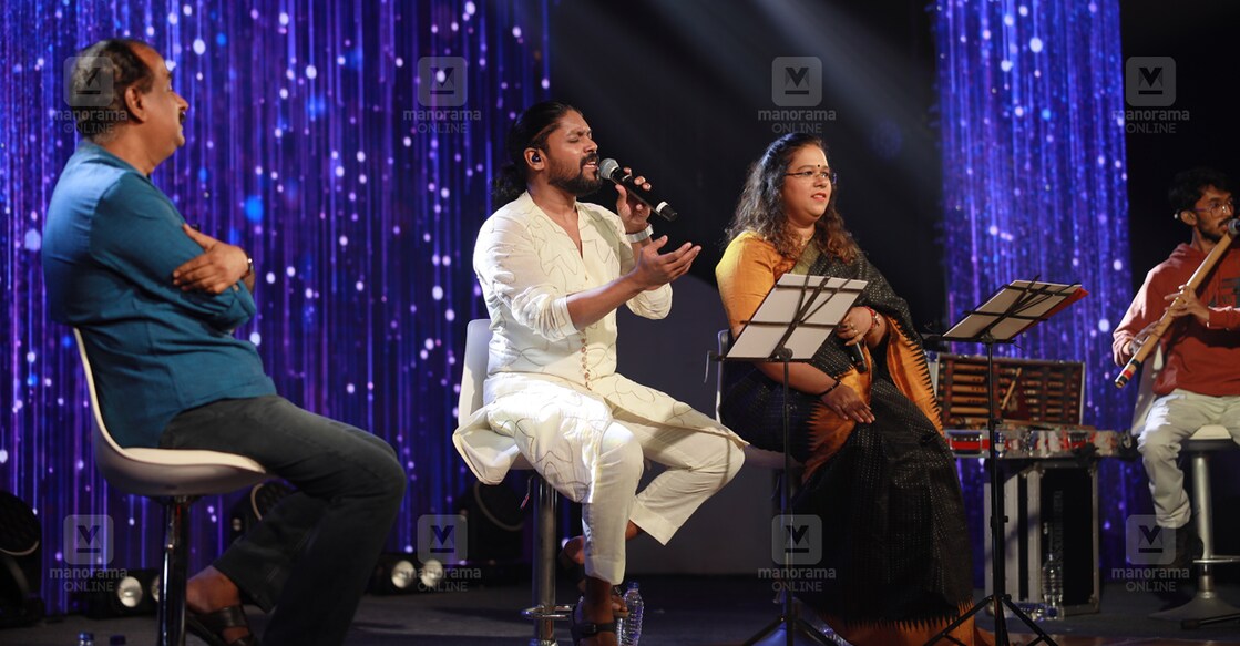 m-t-event മനോരമ ഓൺലൈന്റെ ‘എംടി കാലം – നവതിവന്ദനം’ പരിപാടിയിൽ എംടി ചലച്ചിത്രങ്ങളിലെ ഗാനങ്ങൾ കോർത്തിണക്കി, പ്രശസ്ത ഗായകരായ വിധു പ്രതാപും രാജലക്ഷ്മിയും അവതരിപ്പിച്ച ഗാനാഞ്ജലി