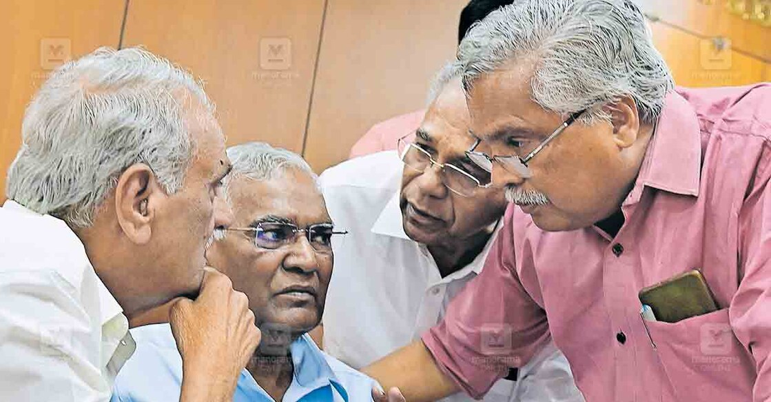 cpi-leaders തിരുവനന്തപുരത്ത് സിപിഐ സംസ്ഥാന കൗൺസിൽ യോഗത്തിൽ കേന്ദ്ര സെക്രട്ടേറിയറ്റ് അംഗം ഡോ. കെ.നാരായണ, ജനറൽ സെക്രട്ടറി ഡി.രാജ, കേന്ദ്ര നിർവാഹക സമിതി അംഗം പ്രകാശ് ബാബു, പുതിയ സംസ്ഥാന സെക്രട്ടറി ബിനോയ് വിശ്വം എന്നിവർ ചർച്ചയിൽ. ചിത്രം: മനോജ് ചേമഞ്ചേരി ∙ മനോരമ