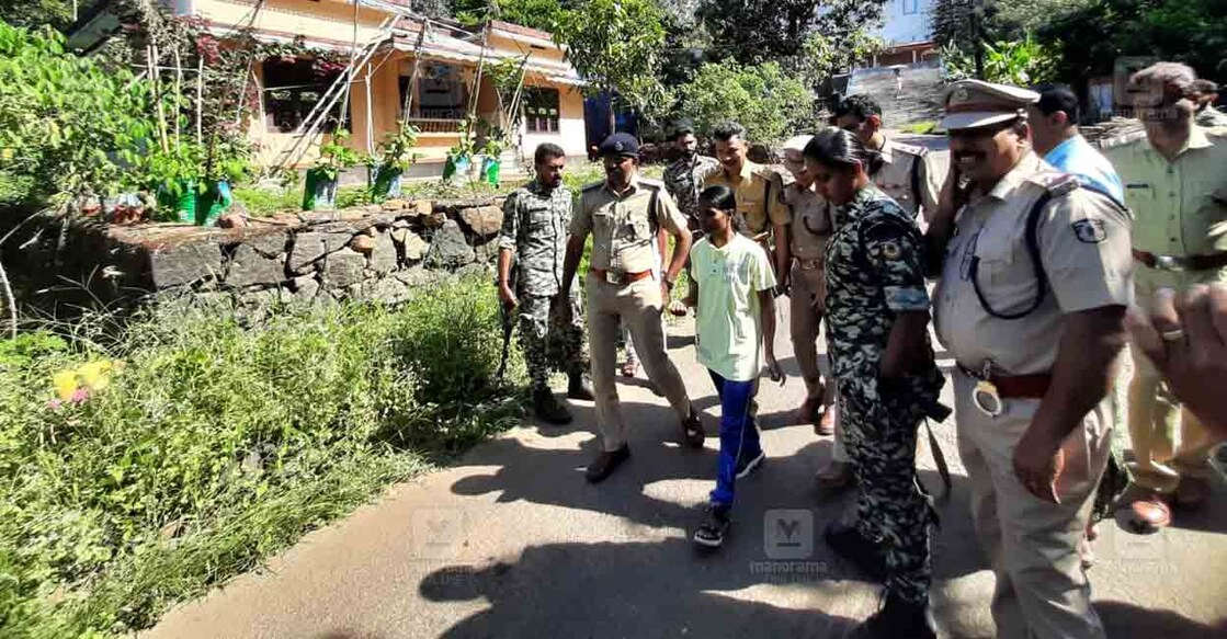 മാവോയിസ്റ്റ് സംഘാംഗം ഉണ്ണിമായയെ തിരുവമ്പാടി പഞ്ചായത്തിലെ മുത്തപ്പൻ പുഴയിൽ എത്തിച്ച് പൊലീസ് തെളിവെടുപ്പ് നടത്തുന്നു. (ചിത്രം ∙ മനോരമ)