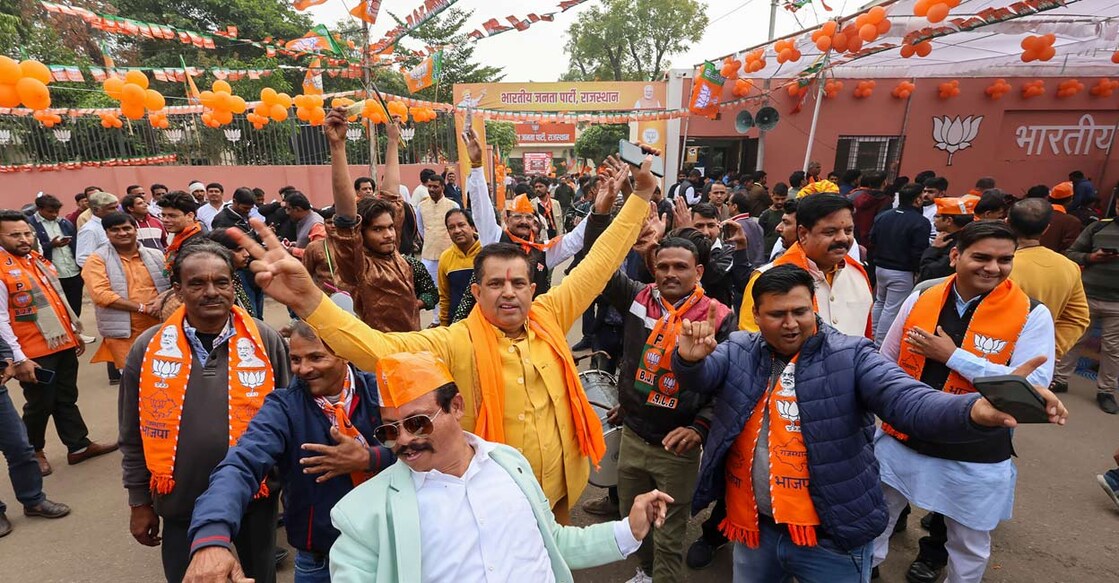 rajasthan-bjp-celebrration-0312 രാജസ്ഥാനിൽ നിയമസഭാ തിരഞ്ഞെടുപ്പിൽ ബിജെപി വിജയച്ചതിനു പിന്നാലെ ജയ്പുരിലെ പാർട്ടി ആസ്ഥാനത്ത് ആഘോഷം നടത്തുന്ന പ്രവർത്തകർ. ചിത്രം: (PTI12_03_2023_000022A)