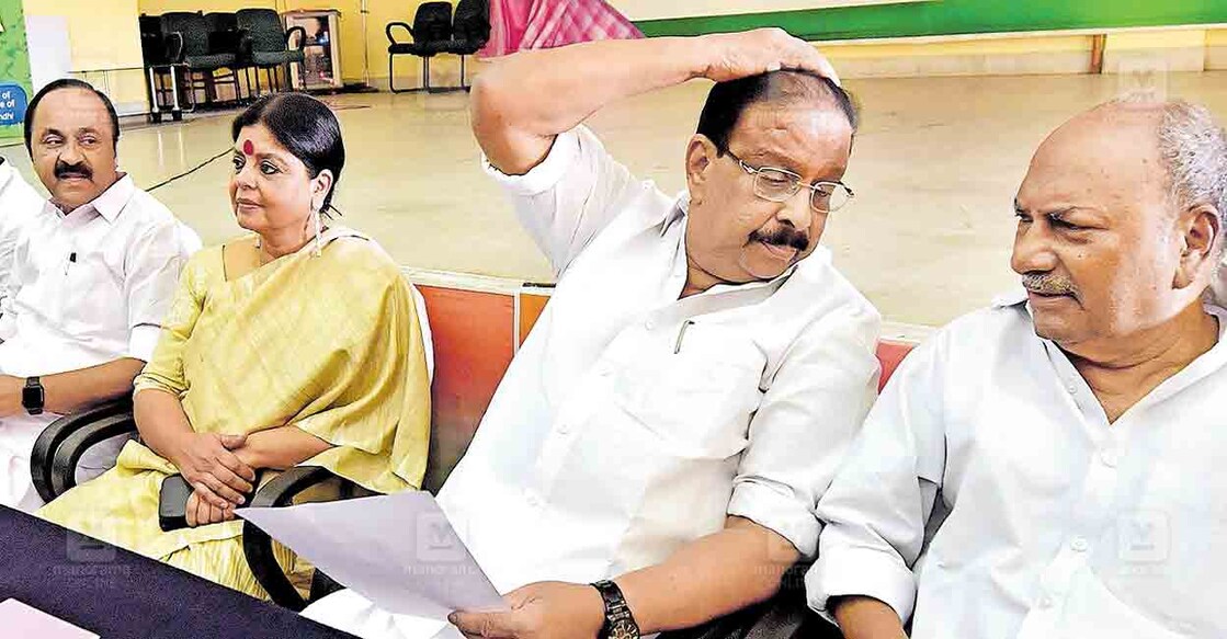 തിരുവനന്തപുരം ഇന്ദിരാ ഭവനിൽ കെപിസിസി എക്സിക്യൂട്ടീവ് യോഗത്തിൽ പങ്കെടുക്കുന്ന പ്രതിപക്ഷ നേതാവ് വി.ഡി. സതീശൻ, കേരളത്തിന്റെ ചുമതലയുള്ള എഐസിസി ജനറൽ സെക്രട്ടറി ദീപ ദാസ്മുൻഷി, കെപിസിസി പ്രസിഡന്റ് കെ.സുധാകരൻ, മുതിർന്ന നേതാവ് എ.കെ. ആന്റണി എന്നിവർ. ചിത്രം: മനോരമ  