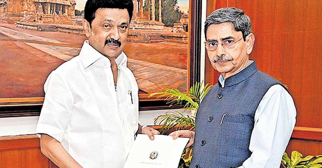 stalin-ravi തമിഴ്നാട് രാജ്ഭവനിലെത്തിയ മുഖ്യമന്ത്രി എം.കെ.സ്റ്റാലിൻ ഗവർണർ ആർ.എൻ.രവിക്കു സർക്കാരിന്റെ ആവശ്യങ്ങളും നിർദേശങ്ങളും അടങ്ങിയ കത്തു കൈമാറുന്നു.