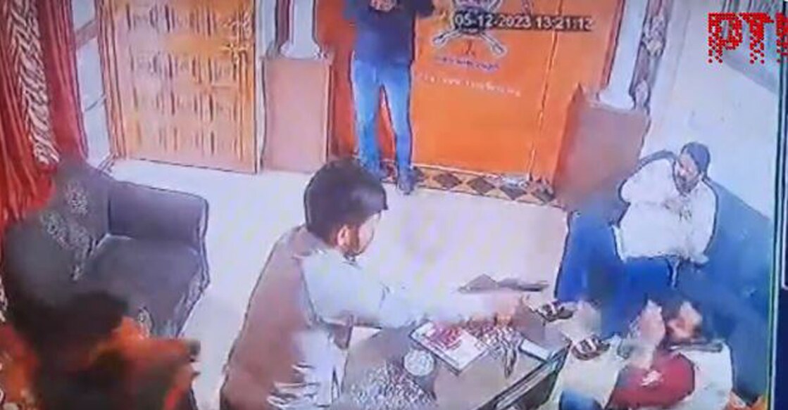 rajasthan-firing സുഖ്ദേവ് സിങ് ഗോഗമേദിക്ക് നേരെ അജ്ഞാതർ വെടിവയ്ക്കുന്നതിന്റെ ദൃശ്യങ്ങള് പുറത്ത്. (Photo: Photo/X)