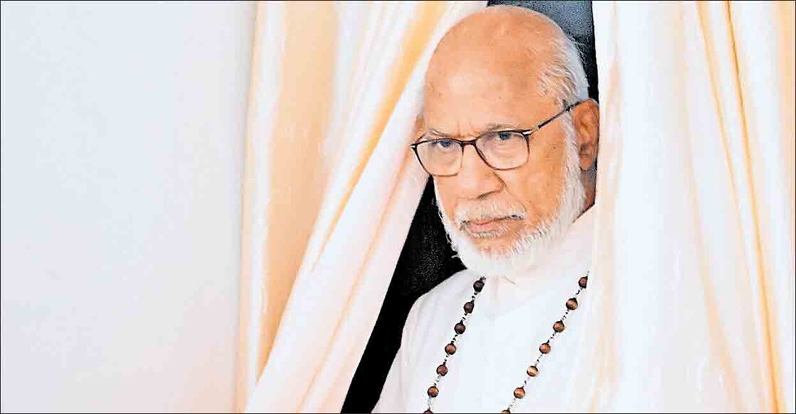 mar-george-alencherry-20 കാക്കനാട് സെന്റ് തോമസ് മൗണ്ടിലെ വാർത്താസമ്മേളനത്തിൽ, സിറോ മലബാർ സഭയുടെ അധ്യക്ഷപദവി ഒഴിയുന്നതായി അറിയിച്ചശേഷം കർദിനാൾ മാർ ജോർജ് ആലഞ്ചേരി പുറത്തേക്കിറങ്ങുന്നു. ചിത്രം: മനോരമ