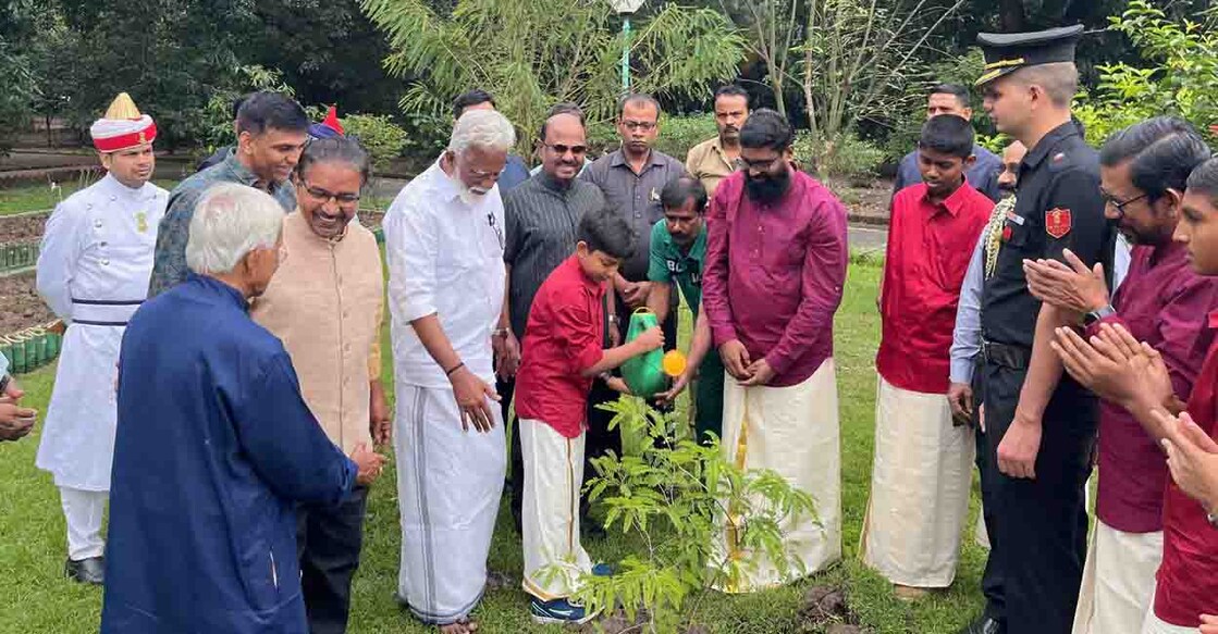 ബംഗാൾ രാജ്ഭവനിൽ ഒരുക്കുന്ന സുഗതവനത്തിന്റെ ഭാഗമായി ചെടികൾ നടുന്നു. ഗവർണർ സി.വി.ആനന്ദബോസ്, ആറൻമുള ഹെറിറ്റേജ് ട്രസ്റ്റ് അധ്യക്ഷനും മിസോറം മുൻ ഗവർണറുമായ കുമ്മനം രാജശേഖരൻ തുടങ്ങിയവർ സമീപം. ചിത്രം: Special Arrangement