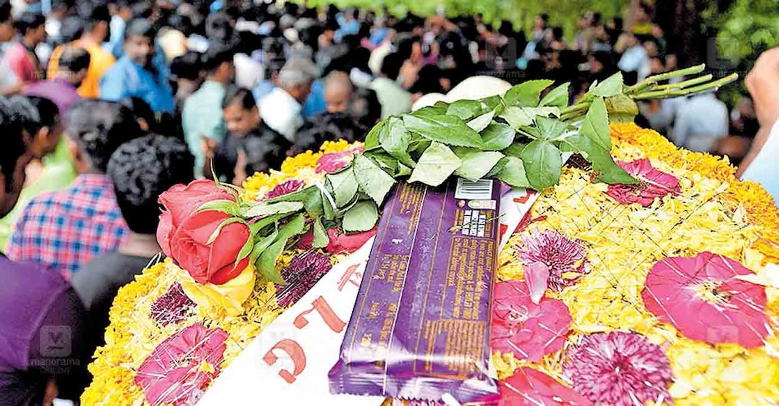 ചെമ്പനീർപ്പൂവിന്റെ നോവ്: കശ്മീരിൽ അപകടത്തിൽ മരിച്ച 4 യുവാക്കളുടെ മൃതദേഹങ്ങൾ സംസ്കാരച്ചടങ്ങുകൾക്കായി ചിറ്റൂർ മന്തക്കാട് ശ്മശാനത്തിൽ എത്തിച്ചപ്പോൾ പുഷ്പചക്രങ്ങൾക്കൊപ്പം രാഹുലിന്റെ ഭാര്യ നീതു അർപ്പിച്ച ചോക്കലേറ്റും പനിനീർപ്പൂക്കളും. വീട്ടുകാരുടെ സമ്മതത്തോടെ പ്രണയവിവാഹം കഴിഞ്ഞ രാഹുലും നീതുവും വിവാഹശേഷവും സമ്മാനമായി പനിനീർപ്പവും ചോക്കലേറ്റും നൽകിയാണു സ്നേഹം കൈമാറിയിരുന്നത്. ചിത്രം: മനോരമ 