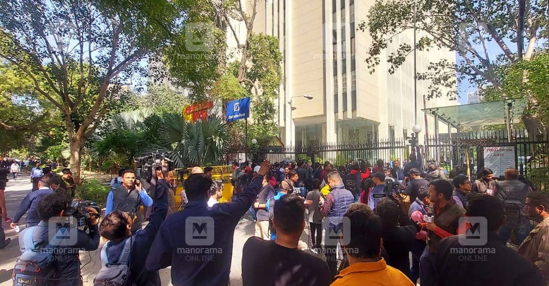 delhi-bbc-office-it-raid ആദായ നികുതി വകുപ്പ് പരിശോധന നടത്തുന്ന ഡൽഹിയിലെ ബിബിസി ഓഫിസിനു മുൻപിലെ കാഴ്ച. ചിത്രം: ജെ.സുരേഷ് ∙ മനോരമ