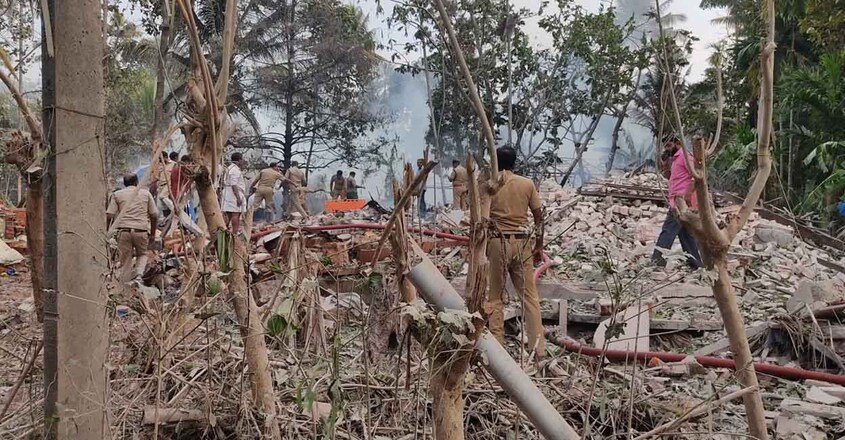 ‘ഭൂമികുലുക്കം  പോലെ ’: പടക്കശാലയില്‍‌ വൻസ്ഫോടനം; ഒരു മരണം, 7 പേര്‍ക്ക് പരുക്ക്