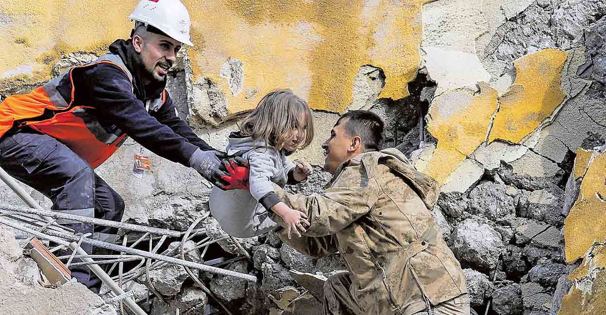 ദുരന്തഭൂമിയിൽ സഹായവുമായി ഇന്ത്യൻ സംഘം; വികാരഭരിതനായി മോദി