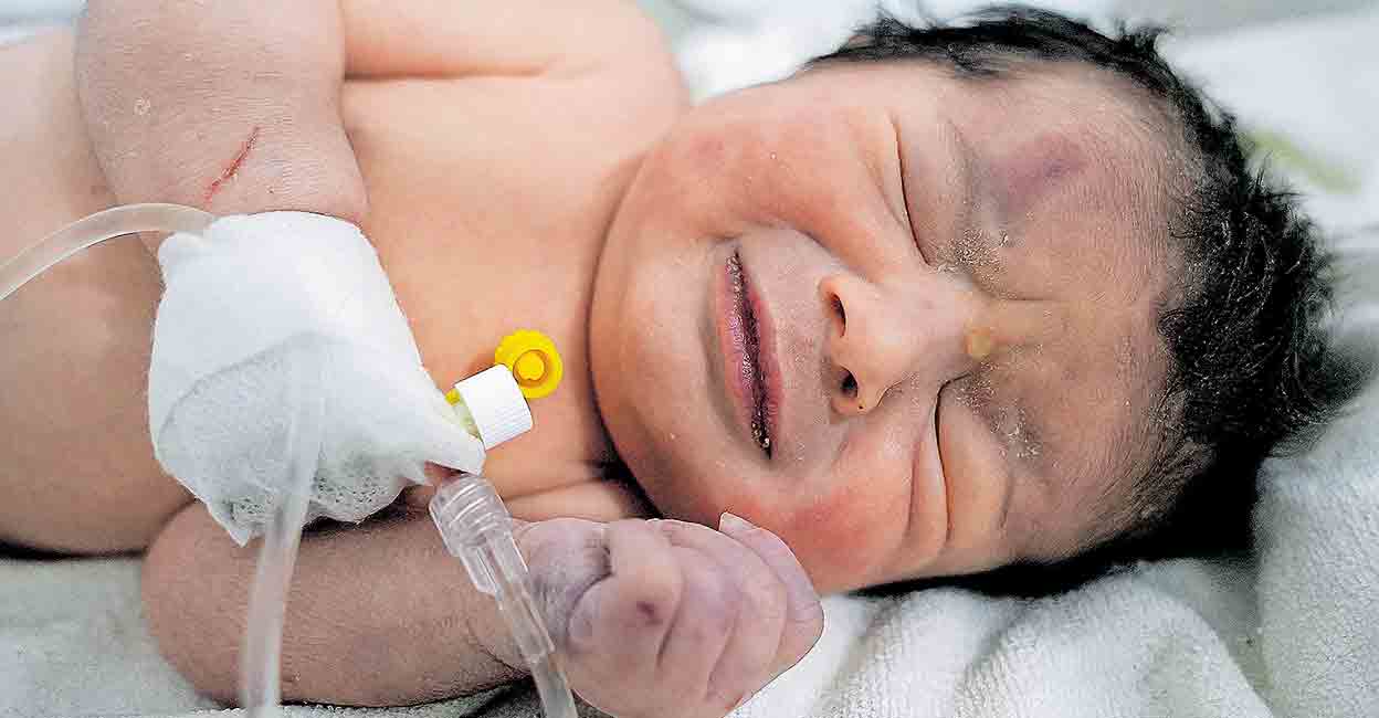 ചുറ്റും മരണം, അവൾ ജീവിതത്തിലേക്ക്; സിറിയയിൽ ഭൂകമ്പ അവശിഷ്ടങ്ങൾക്കിടയിൽ കുഞ്ഞിനു ജന്മമേകി അമ്മ മരിച്ചു