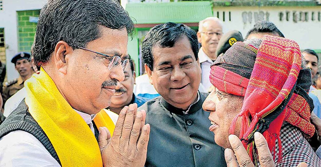 tripura-cm--manik ത്രിപുര മുഖ്യമന്ത്രി മണിക് സാഹ തിരഞ്ഞെടുപ്പു പ്രചാരണത്തിനിടെ. ചിത്രം: പിടിഐ