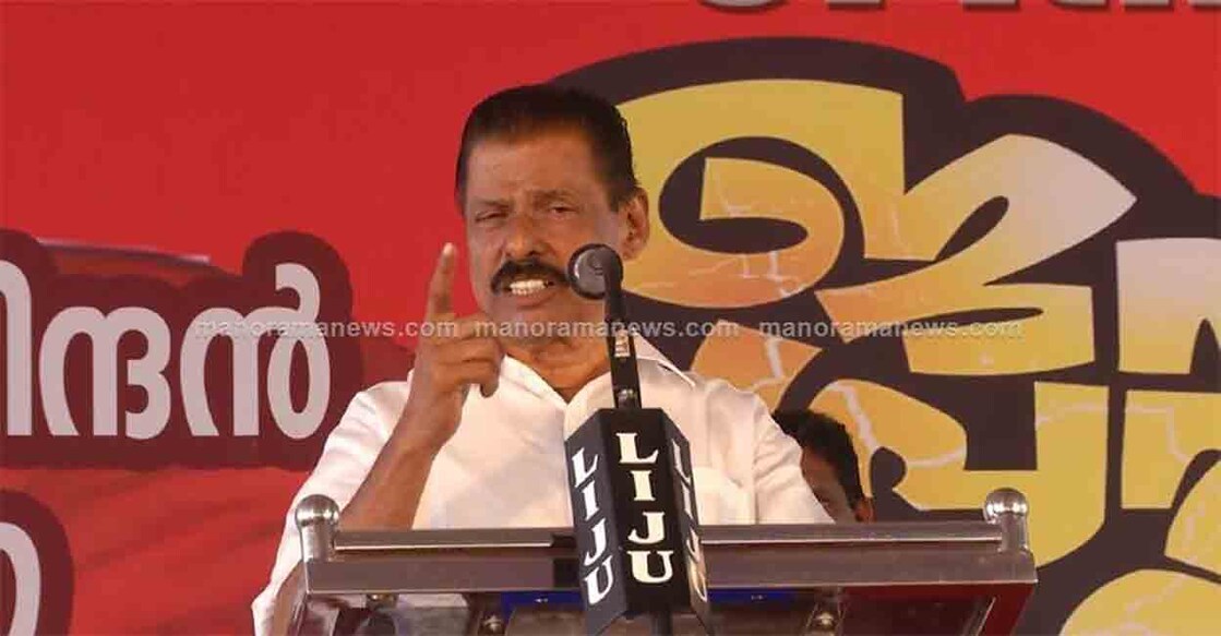 mv-govindan-2 എം.വി.ഗോവിന്ദൻ കുട്ടനാട്ടിൽ സിപിഎം ജനകീയ പ്രതിരോധ ജാഥയെ അഭിസംബോധന ചെയ്യുന്നു. (Screengrab: Manorama News)