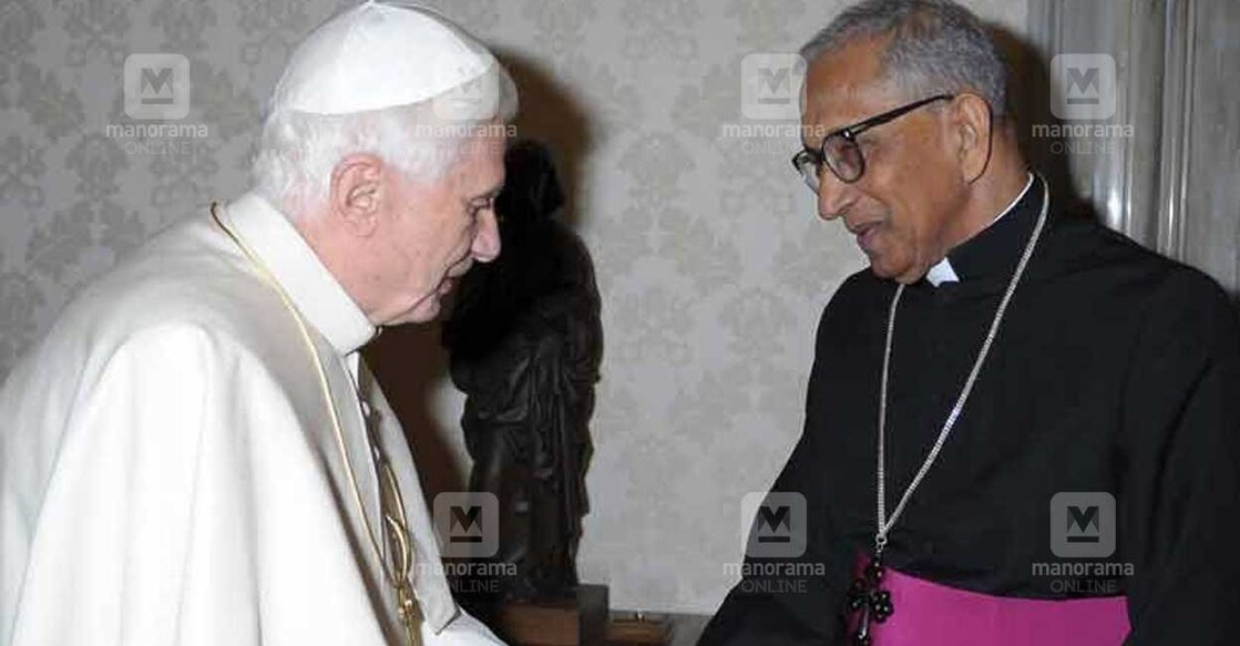 marpapa-mar-josse മാര് ജോസഫ് പൗവത്തില് ബനഡിക്ട് മാര്പാപ്പയ്ക്കൊപ്പം.
