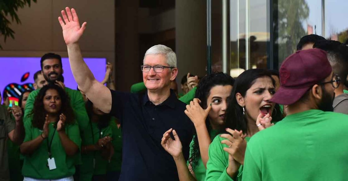 Tim Cook Apple Store Photo: @vibesofindia_ / Twitter Tim Cook Apple Store Photo: @vibesofindia_ / Twitter