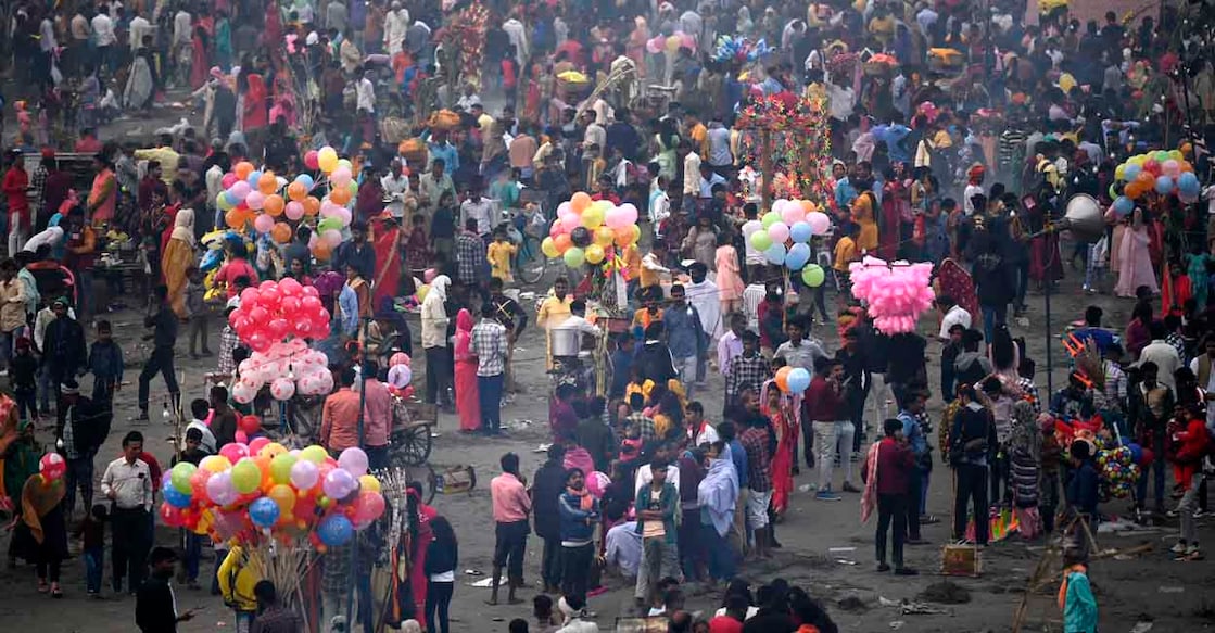 India Population | (Photo by Money SHARMA / AFP) ഉത്സവത്തിനായി യമുനാനദീ തീരത്ത് കൂടിയവർ (2022 ഒക്ടോബർ 31ലെ ചിത്രം). (Photo by Money SHARMA / AFP)