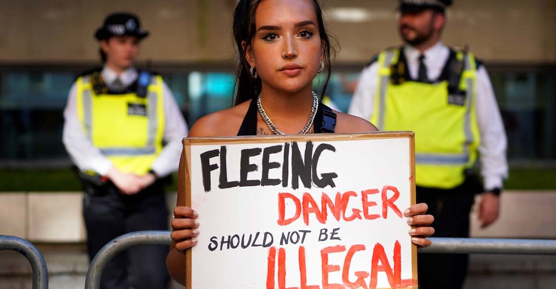 BRITAIN-RWANDA-POLITICS-MIGRANTS-COURT-DEMO റുവാണ്ടയിലേക്ക് അഭയാർഥികളെ അയയ്ക്കാനുള്ള തീരുമാനത്തിനെതിരെ സെൻട്രൽ ലണ്ടനിൽ നടന്ന പ്രതിഷേധം (Photo by Niklas HALLE'N / AFP)