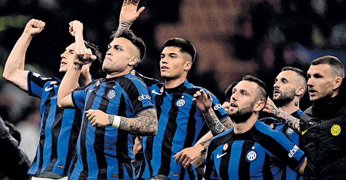 inter-milan-team ചാംപ്യൻസ് ലീഗിൽ എസി മിലാനെതിരായ മത്സരം വിജയിച്ച ശേഷം ഗാലറിയിലെ കാണികളെ അഭിവാദ്യം ചെയ്യുന്ന ഇന്റർ മിലാൻ താരങ്ങൾ.