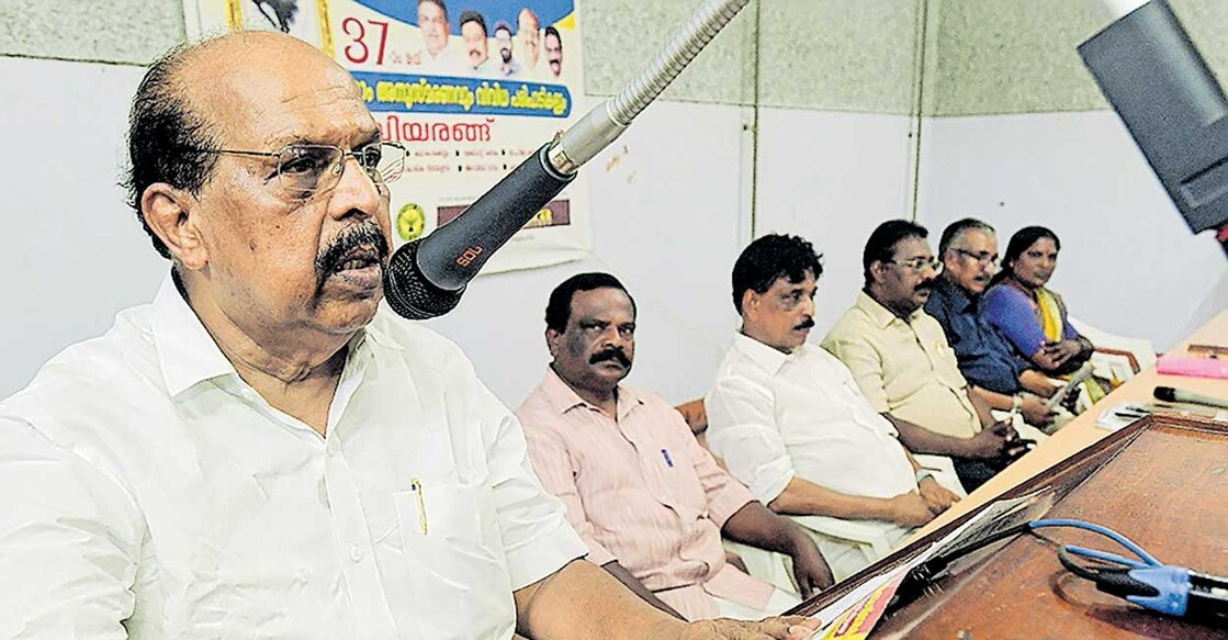 g-sudhakaran-879 ജോൺ ഏബ്രഹാം സ്മാരക സമിതിയുടെ നേതൃത്വത്തിൽ ആലപ്പുഴ എൻജിഒ ഹാളിൽ നടത്തിയ ജോൺ എബ്രഹാം അനുസ്മരണം മുൻമന്ത്രി ജി.സുധാകരൻ ഉദ്ഘാടനം ചെയ്യുന്നു. ചിത്രം. മനോരമ