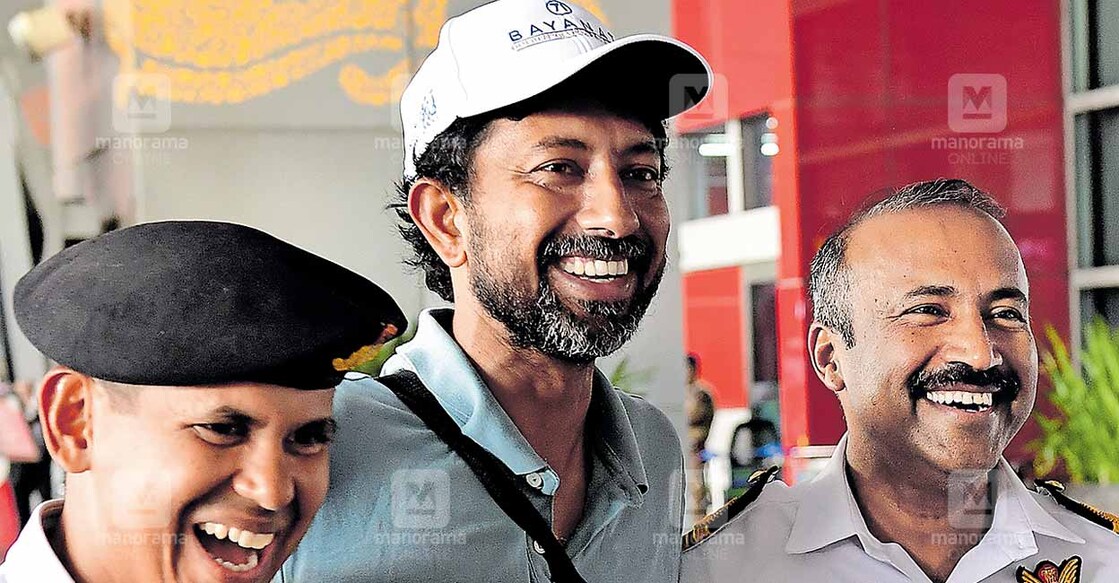 abhilash-tomy നാവികസേനയിലെ സഹപ്രവർത്തകരായിരുന്ന കമാൻഡർ പി. ജയിംസ് ജോണും ക്യാപ്റ്റൻ ടിജോ കെ. ജോസഫും കമാൻഡർ അഭിലാഷ് ടോമിയെ ന്യൂഡൽഹി വിമാനത്താവളത്തിൽ സ്വീകരിച്ചപ്പോൾ. ചിത്രം: ജോസ്കുട്ടി പനയ്ക്കൽ ∙ മനോരമ