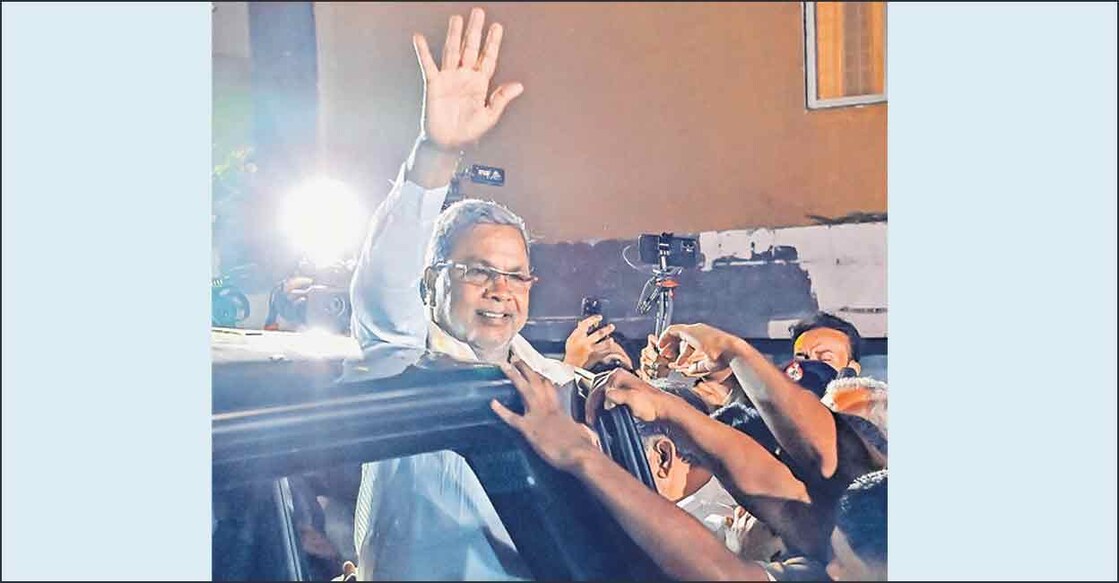 ബെംഗളൂരുവിൽ കോൺഗ്രസ് ആസ്ഥാനത്ത് എംഎൽഎമാരുടെ യോഗത്തിനുശേഷം പുറത്തിറങ്ങിയ നിയുക്ത മുഖ്യമന്ത്രി സിദ്ധരാമയ്യ അണികളെ അഭിവാദ്യം ചെയ്യുന്നു. ചിത്രം വിഷ്ണു വി.നായർ ∙ മനോരമ