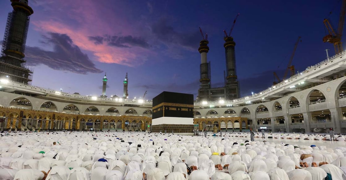 ISLAM-HAJJ മക്കയിലെ കഅബയ്ക്കു മുന്നിൽ പ്രാർഥിക്കുന്ന വിശ്വാസികൾ. (Photo by Abdel Ghani BASHIR / AFP)