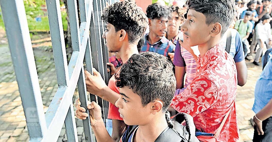 blasters-selection-trial-ground-gate-locked കളി’ അകത്ത്, ഫുട്ബോൾ പുറത്ത് കൊച്ചിയിൽ കേരള ബ്ലാസ്റ്റേഴ്സിന്റെ സിലക്ഷൻ ട്രയൽസിനെത്തിയ വിവിധ ജില്ലക്കാരായ കുട്ടികൾ പനമ്പിള്ളിനഗർ സ്പോർട്സ് അക്കാദമിയുടെ ഗേറ്റുപൂട്ടിയതിനാൽ പുറത്ത് കാത്തുനിൽക്കുന്നു. ചിത്രം: ആറ്റ്ലി ഫെർണാണ്ടസ് ∙ മനോരമ