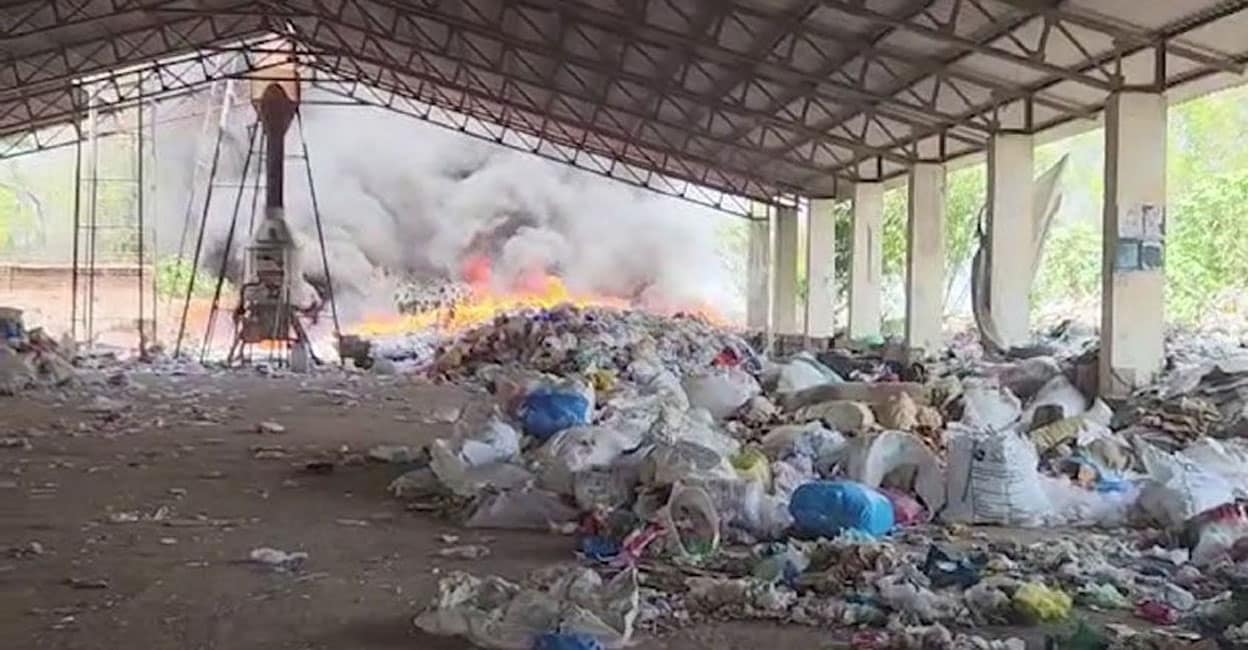 കാസർകോട് മാലിന്യ സംസ്കരണ കേന്ദ്രത്തിന് തീ പിടിച്ചു Fire Waste