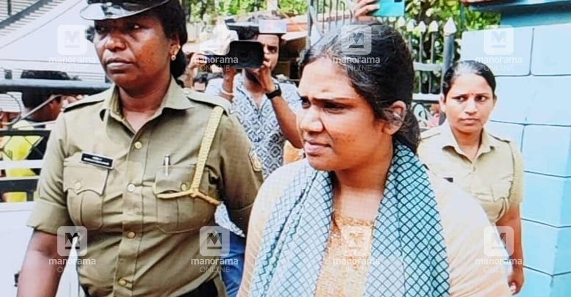 Siddique Murder | Farhana | Evidence Collection | Photo: GIBI SAM / Manorama ഹോട്ടലുടമ സിദ്ദീഖിന്റെ കൊലപാതകത്തിലെ പ്രതിയായ ഫർഹാനയെ തെളിവെടുപ്പിനായി ചളവറയിലെ വീട്ടിൽ പൊലീസ് കൊണ്ടുവന്നപ്പോൾ. ചിത്രം : ഗിബി സാം ∙ മനോരമ