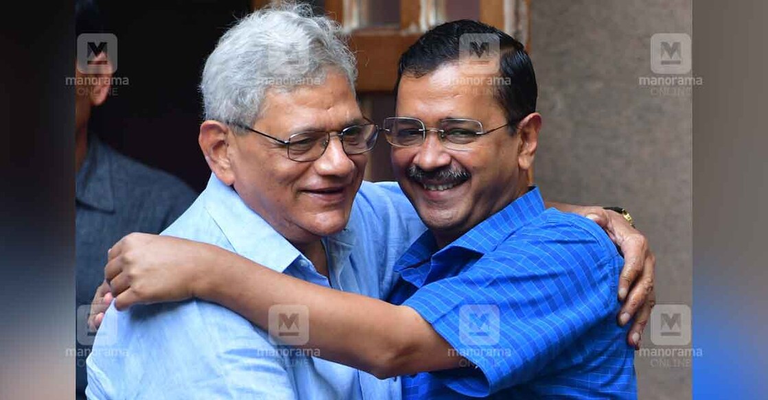 sitaram-yechuri-arvind-kejriwal-delhi ഡൽഹി മുഖ്യമന്ത്രി അരവിന്ദ് കെജ്രിവാൾ, സിപിഎം ജനറൽ സെക്രട്ടറി സീതാറാം യെച്ചൂരിയെ സന്ദർശിക്കാൻ ഡൽഹിയിലെ സിപിഎം കേന്ദ്ര ഓഫിസിൽ എത്തിയപ്പോൾ. ചിത്രം: ജോസ്കുട്ടി പനയ്ക്കൽ. മനോരമ