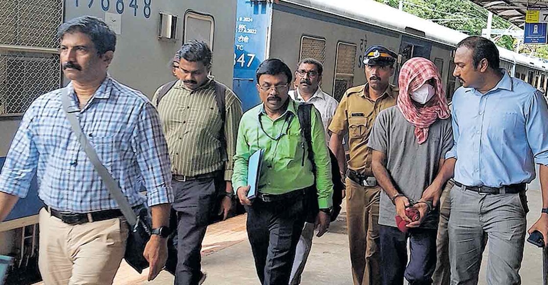 എലത്തൂർ ട്രെയിൻ തീവയ്പു കേസിലെ പ്രതി ഷാറൂഖ് സെയ്ഫിയുമായി എൻഐഎ സംഘം ഷൊർണൂർ ജംക്‌ഷൻ റെയിൽവേ സ്റ്റേഷനിൽ തെളിവെടുപ്പിനെത്തിയപ്പോൾ.  